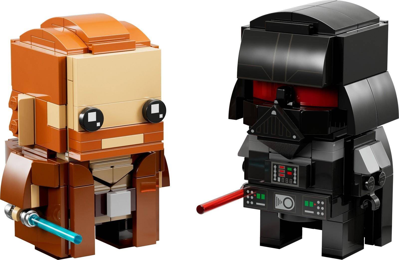 Zwei LEGO-ähnliche Blockfiguren von Star-Wars-Charakteren: ein orangebraun gekleideter Jedi mit einem blauen Lichtschwert und ein schwarzer Darth Vader mit einem roten Lichtschwert, nebeneinander auf weißem Hintergrund gezeigt.