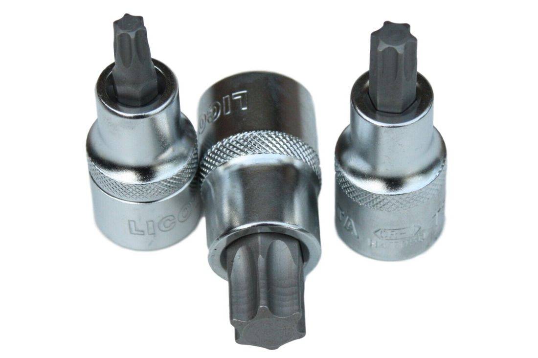 „Drei silberne Steckschlüsseleinsätze mit sternförmigen Spitzen, aufrecht positioniert, vor weißem Hintergrund. Der mittlere Einsatz leicht höher.