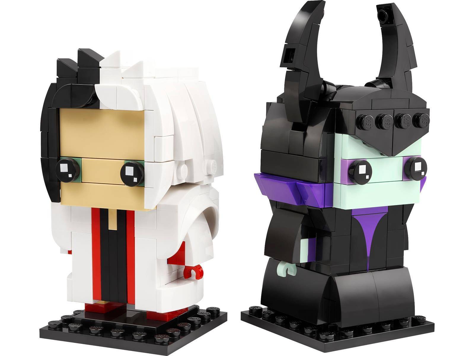 Zwei LEGO-ähnliche Blockfiguren zur Schau gestellt: Eine weiß gekleidete Figur mit blondem Haar und eine schwarze Figur mit Hörnern und violetten sowie mintgrünen Akzenten, beide auf schwarzen Sockeln.