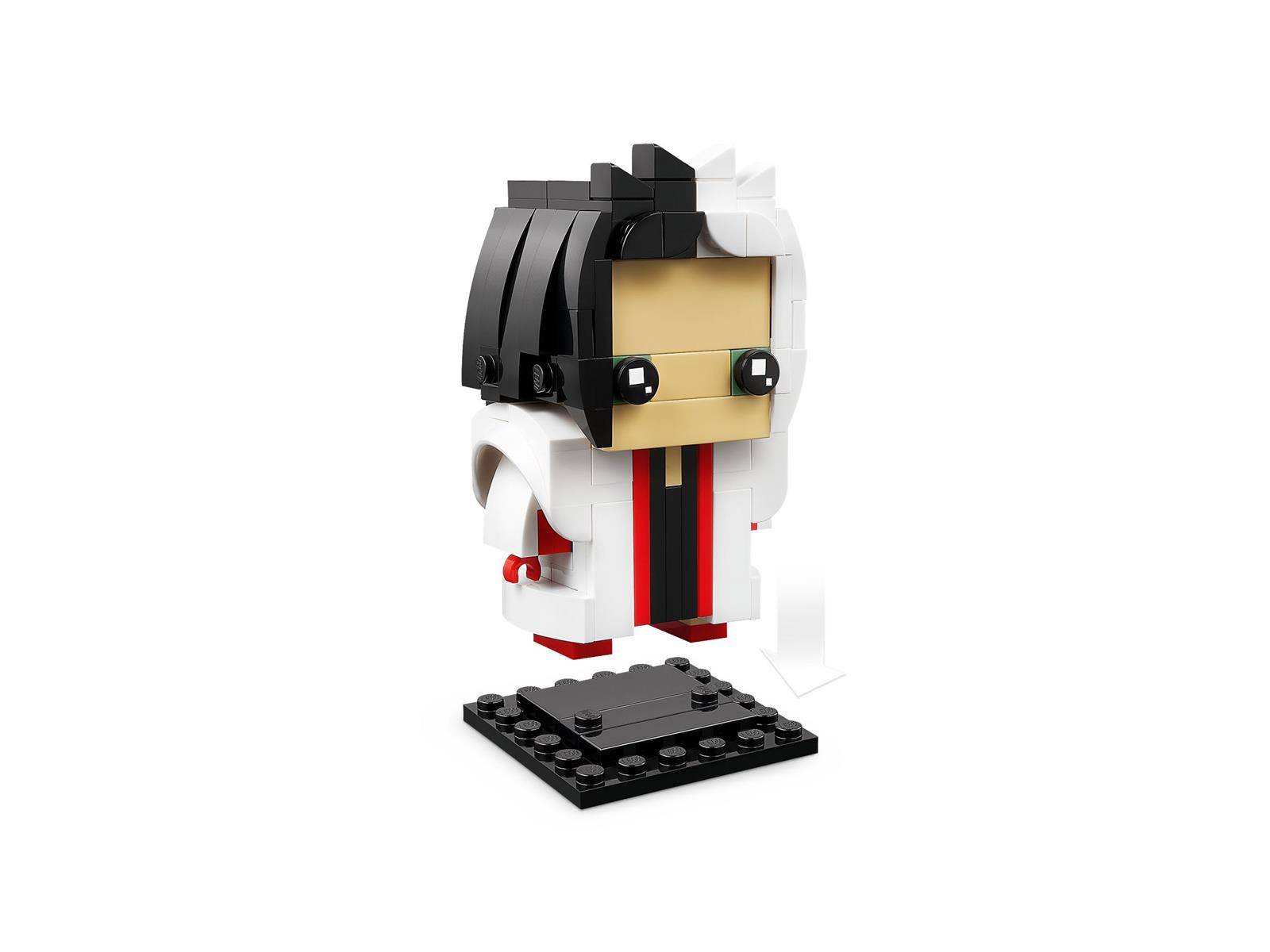 Kleine LEGO-ähnliche Minifigur in Schwarz und Weiß mit langem gespaltenem Haar und roten Akzenten, stehend auf einer schwarzen Basis vor weißem Hintergrund.