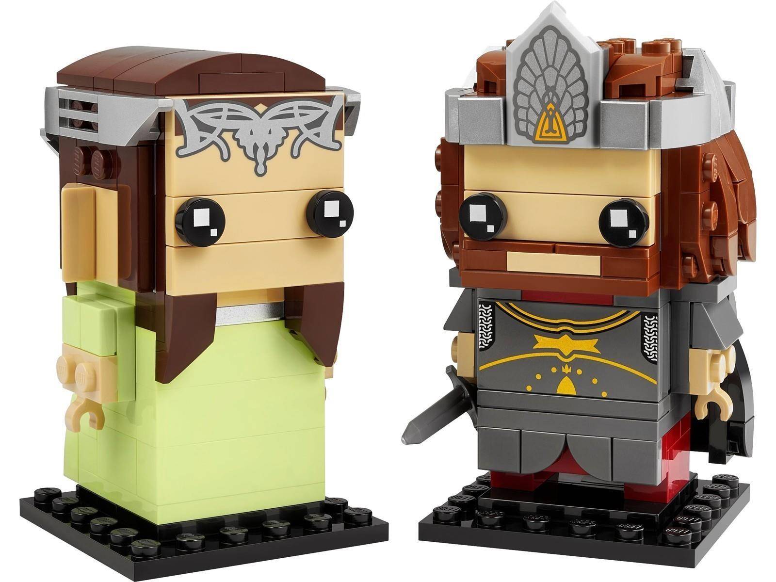 Zwei LEGO-ähnliche Blockfigurinen auf schwarzen Sockeln, beide mit übergroßen Augen; eine in grünen Roben und Kopfbedeckung, die andere in dunkler Rüstung mit einer silbernen Krone.