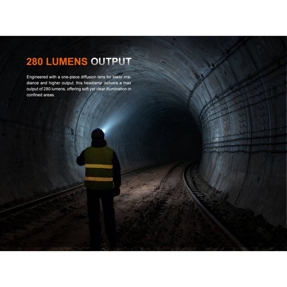 Eine Person trägt eine Warnweste und steht in einem schwach beleuchteten Tunnel. Der Text lautet '280 LUMEN AUSGABE' und hebt die Helligkeit der Stirnlampe hervor.