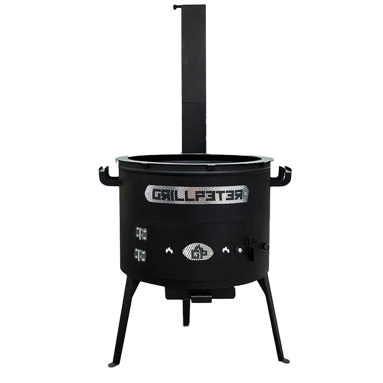 Grillster schwarzer tragbarer Grill mit Schornstein, auf drei Beinen stehend. Ausgestattet mit einem zylindrischen Körper und einer kleinen Tür an der Vorderseite.