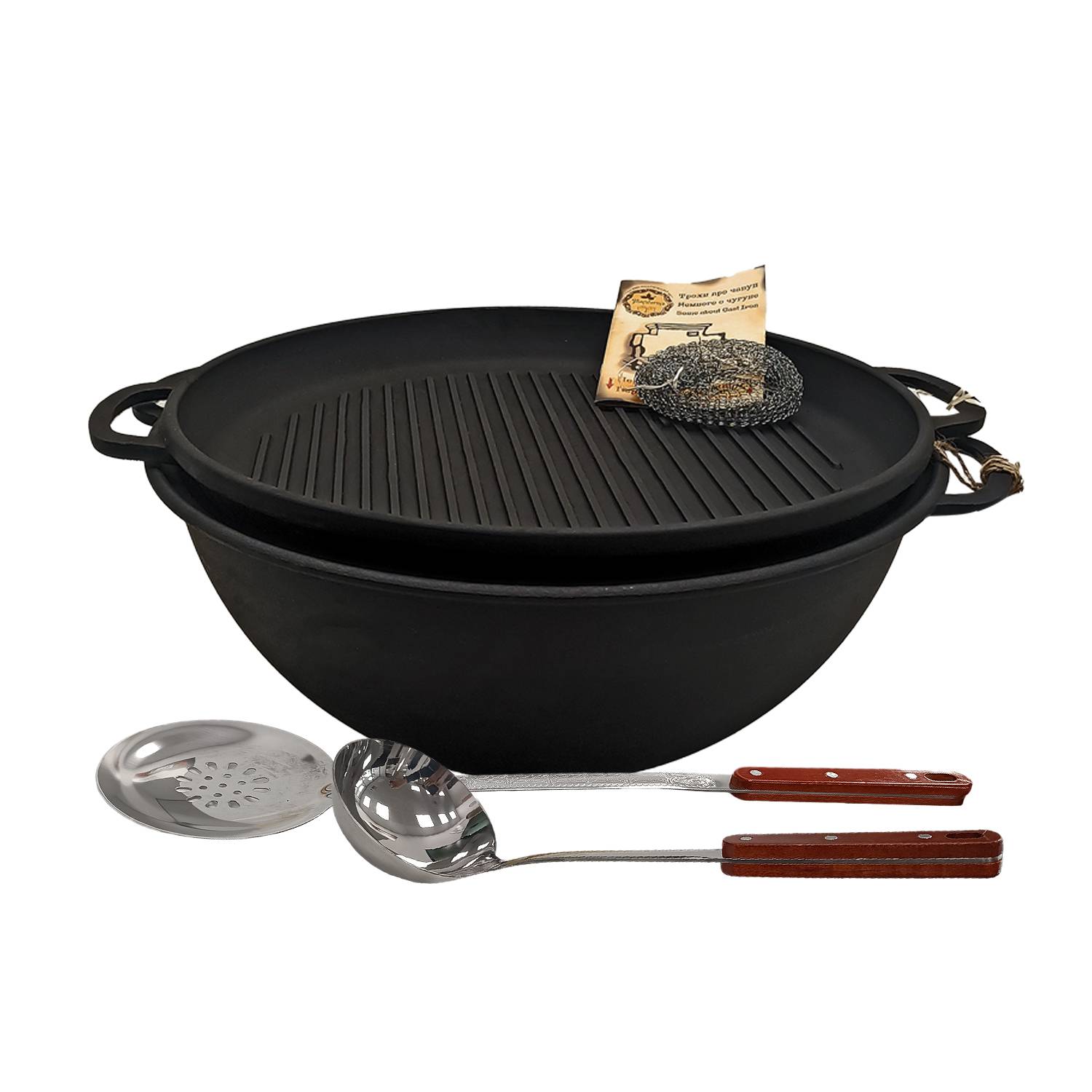 Ein großer, schwarzer Gusseisen-Wok mit gerippter Oberfläche, begleitet von einem silbernen Spatel und einer Schöpfkelle mit Holzgriffen sowie einem Scheuerschwamm.