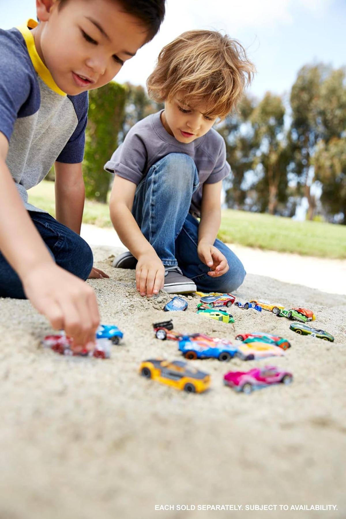 Hot Wheels Set mit 8 Basic-Spielzeugautos und -Trucks im Maßstab 1:64 Auto