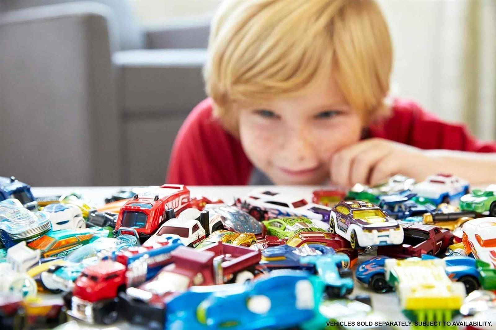 Hot Wheels Set mit 8 Basic-Spielzeugautos und -Trucks im Maßstab 1:64 Auto