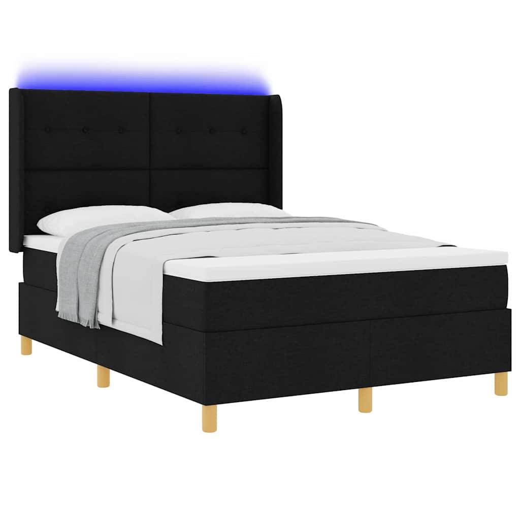 Ein modernes Bett mit schwarzer Polsterung, einem hohen gepolsterten Kopfteil mit dezenter Knopfsteppung, weißer Bettwäsche und einer grauen Decke.