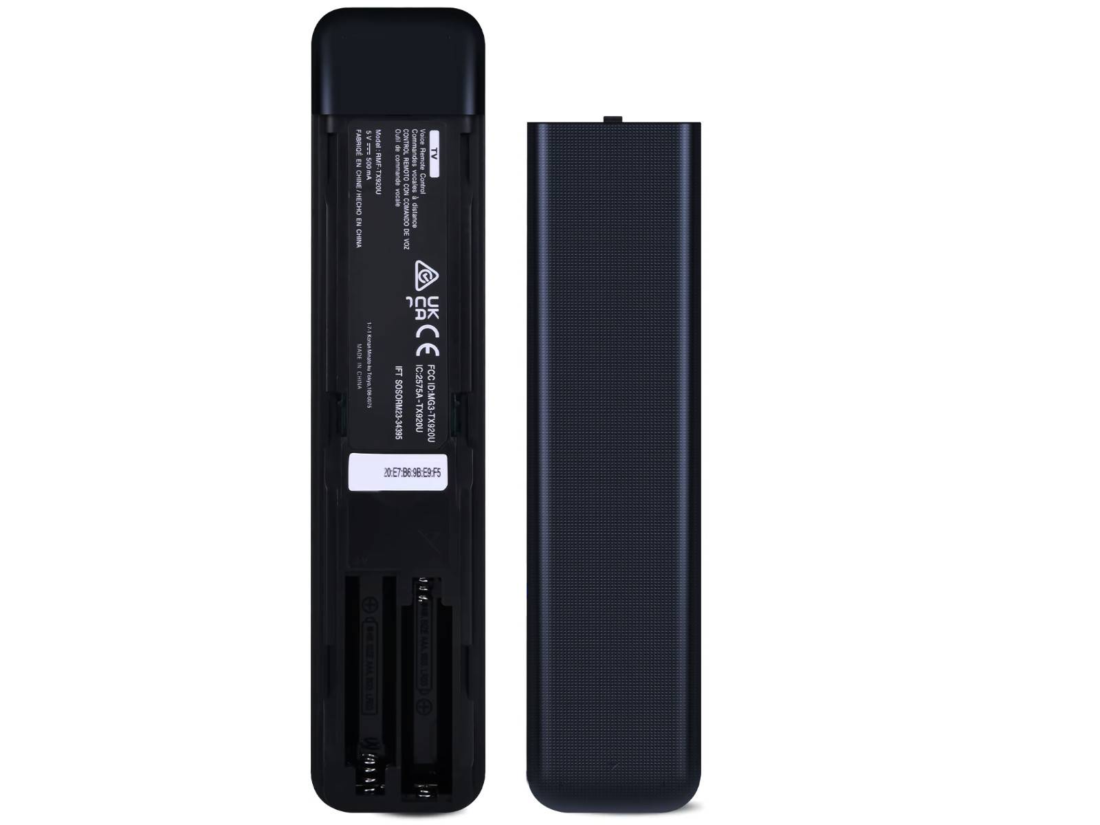 Zwei Ansichten einer schwarzen Fernbedienung: Vorderseite und Rückseite mit offenem Batteriefach, das Platz für zwei AA-Batterien zeigt.