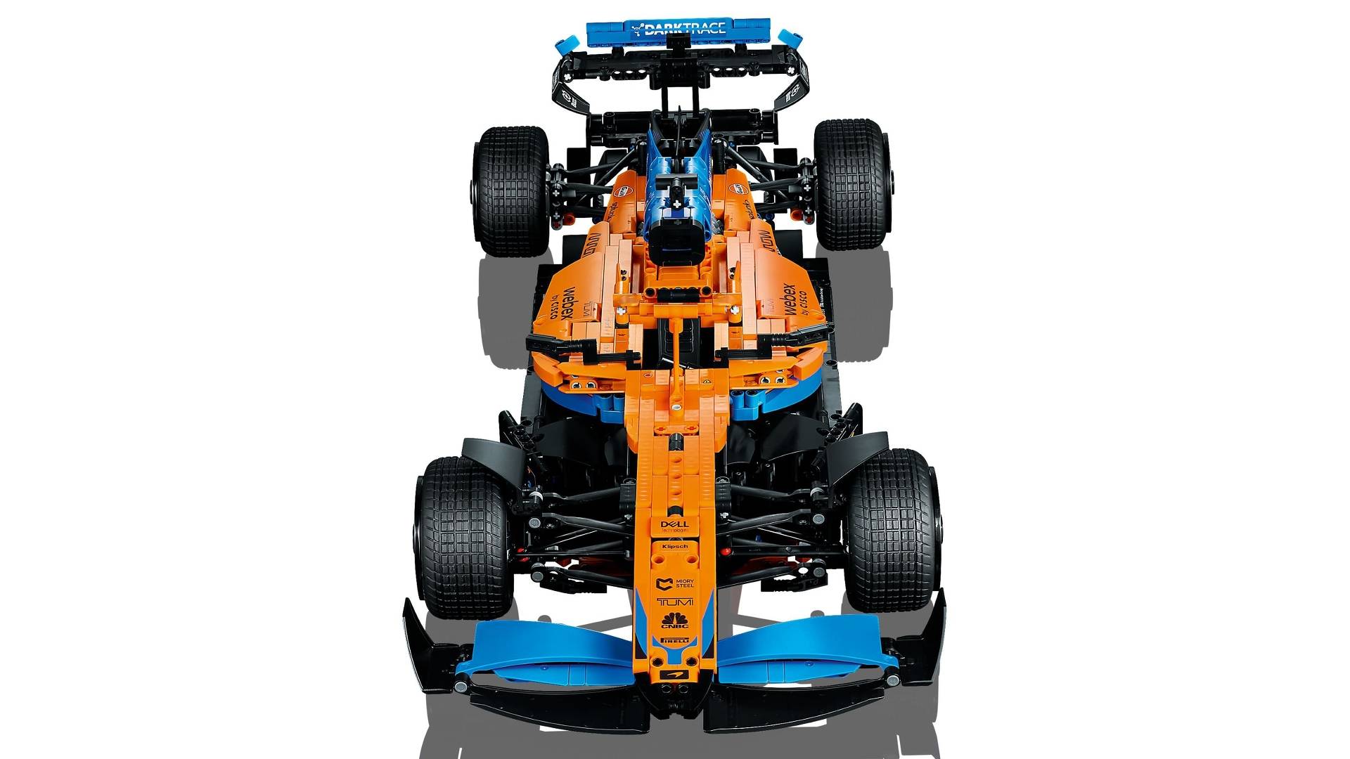Ein Modell eines Rennwagens, hergestellt aus ineinandergreifenden Plastikbausteinen, mit einem lebhaften orange-blauen Design, von oben betrachtet.