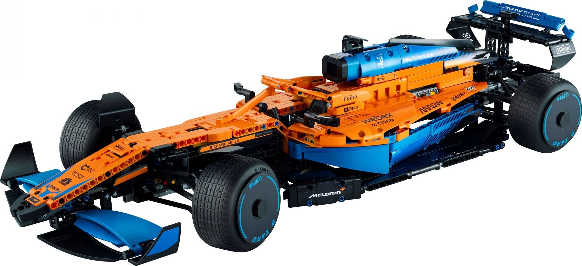 Eine Nahaufnahme eines detaillierten orangefarbenen und blauen LEGO-Rennwagenmodells, das komplexe Komponenten und Sponsorenlogos zeigt.