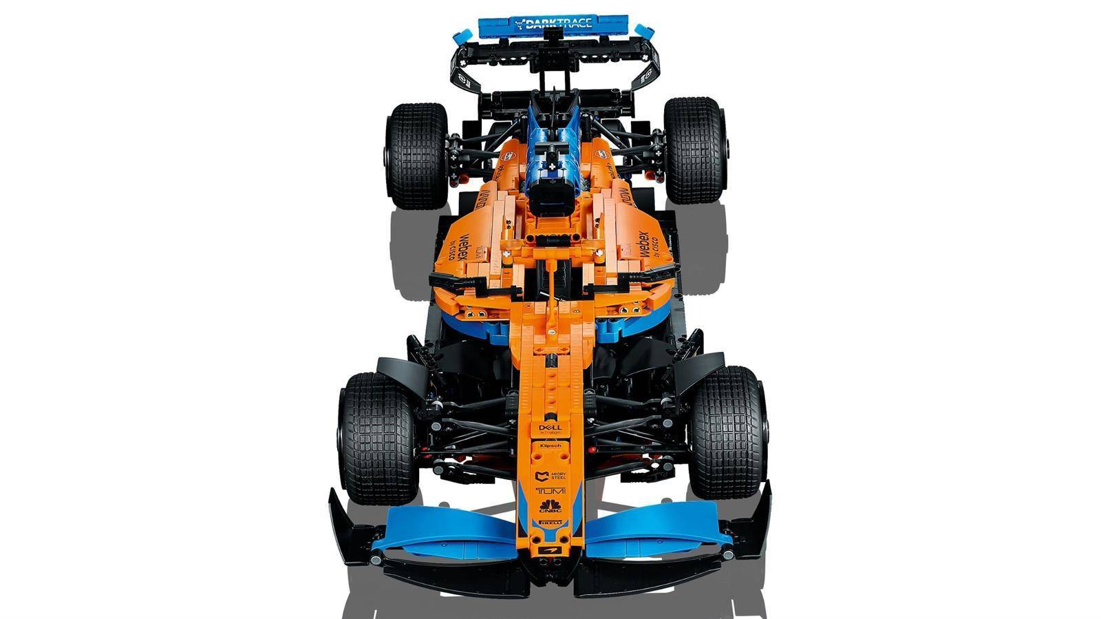 Draufsicht auf einen orange-blauen Formel-1-Rennwagen auf weißem Hintergrund.