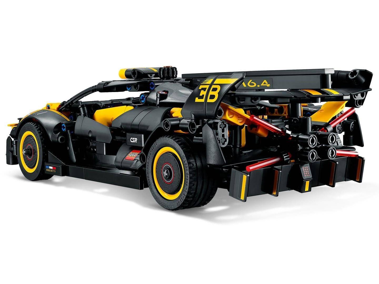 Schwarz-gelbes LEGO-ähnliches Rennwagen von hinten-links gezeigt, mit der Nummer 33 und großem Heckflügel auf weißem Hintergrund.