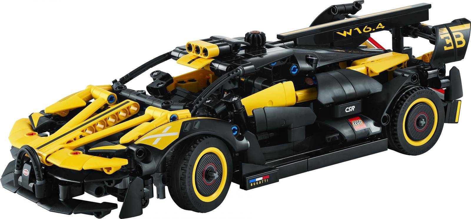 Gelbes und schwarzes LEGO-ähnliches Rennwagen-Modell schräg auf weißem Hintergrund, mit aerodynamischen Details und der Nummer 38 auf dem Heckflügel.