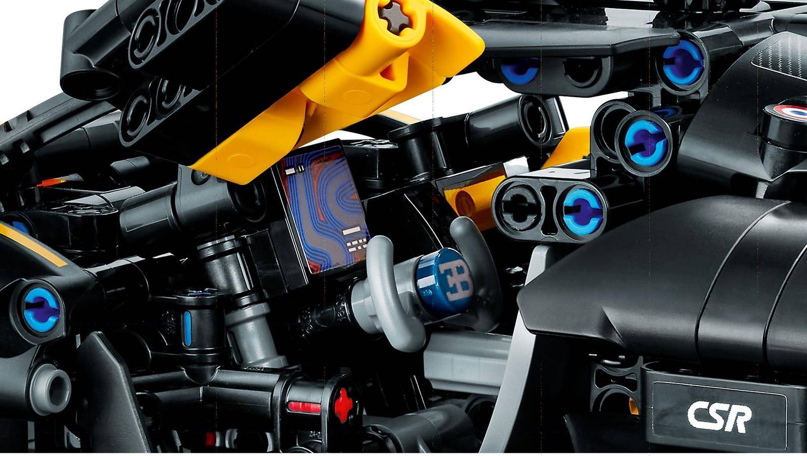 Nahaufnahme einer schwarzen robotischen Maschineneinheit mit blauen Linsen, gelbem Arm und 