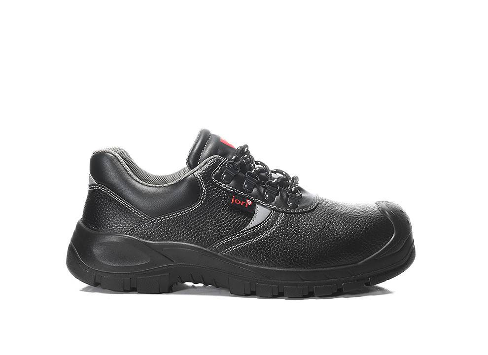 Ein schwarzer Schnürsicherheitsschuh mit einer strukturierten Außenseite und einer dicken, robusten Sohle. Das Markenlogo ist seitlich sichtbar.