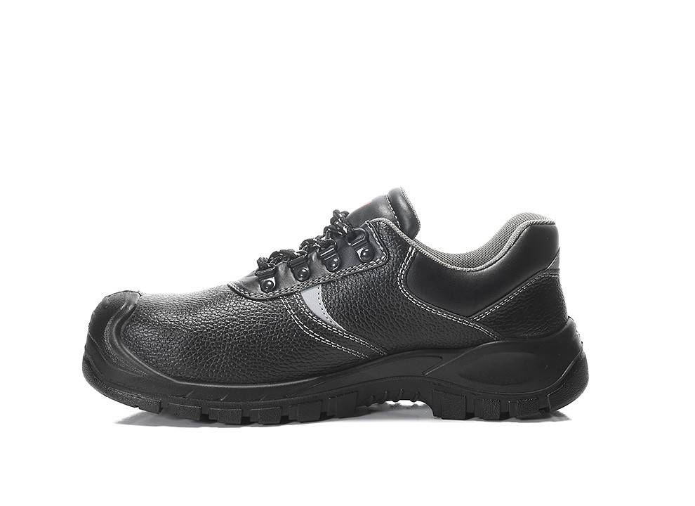Schwarzer Sicherheitsschuh mit strukturierter Oberfläche, verstärkter Zehenpartie und robuster Sohle.