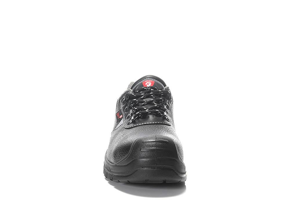 Ein einzelner schwarzer Arbeitsschuh von vorne gezeigt, der die robuste Sohle und die sicheren Schnürsenkel hervorhebt, konzipiert für Haltbarkeit und Sicherheit.