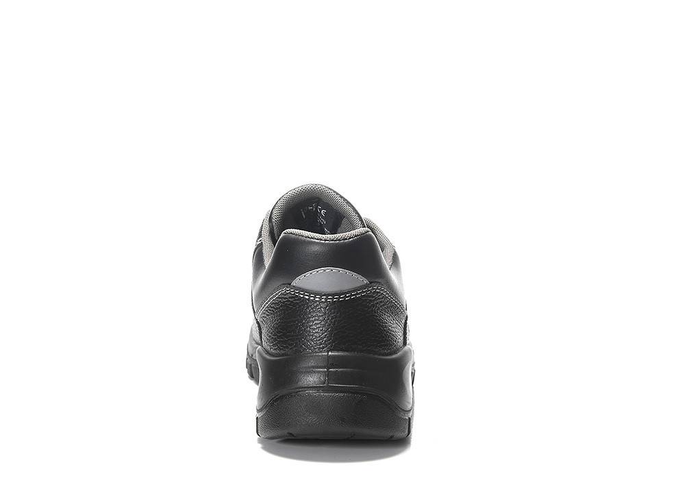 Eine einzelne schwarze Sportschuh, von hinten gesehen, mit Sohlen- und Fersendetails.