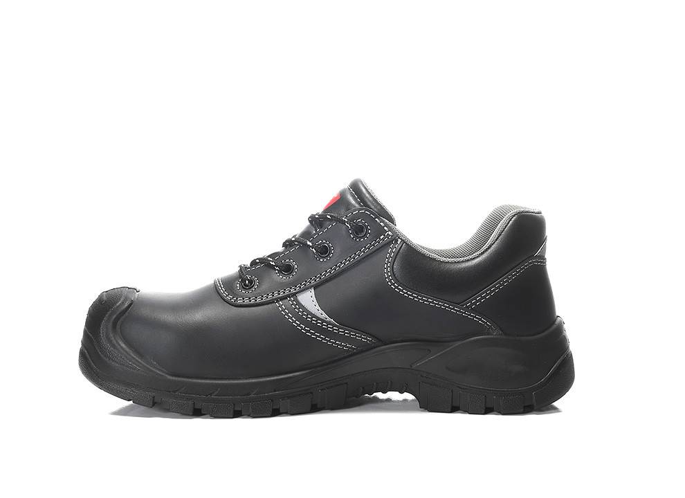 Ein schwarzer Sicherheitsschuh mit verstärkter Zehenkappe und robuster Sohle, entwickelt für den Arbeitsschutz.