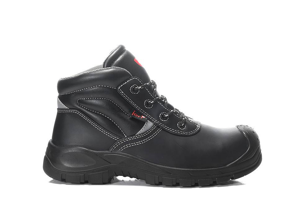 Ein schwarzer Arbeitsschuh aus Leder mit dicker profilierter Sohle, verstärkter Zehenpartie und roter Ziersteppung, entwickelt für Schutz und Langlebigkeit.