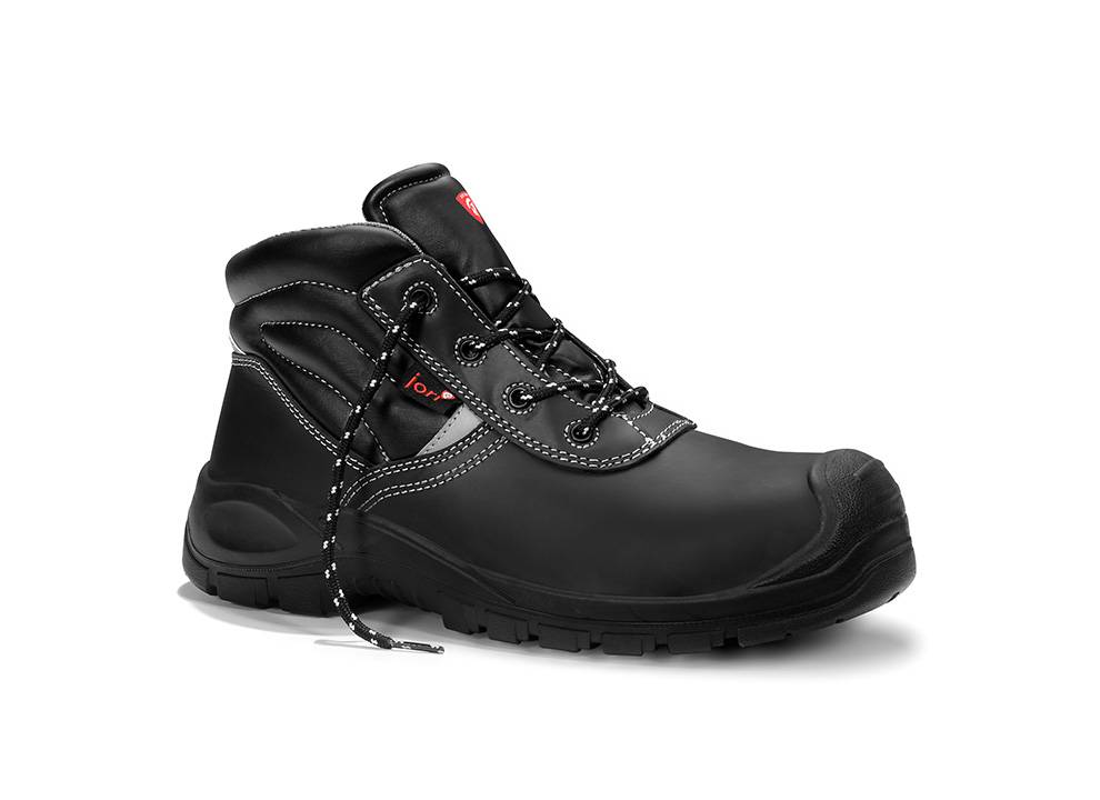 Ein schwarzer Sicherheitsschuh mit einer robusten Sohle, verstärkter Zehenpartie und weißer Naht. Der Schuh hat schwarze Schnürsenkel und ein rotes Logo an der Seite.