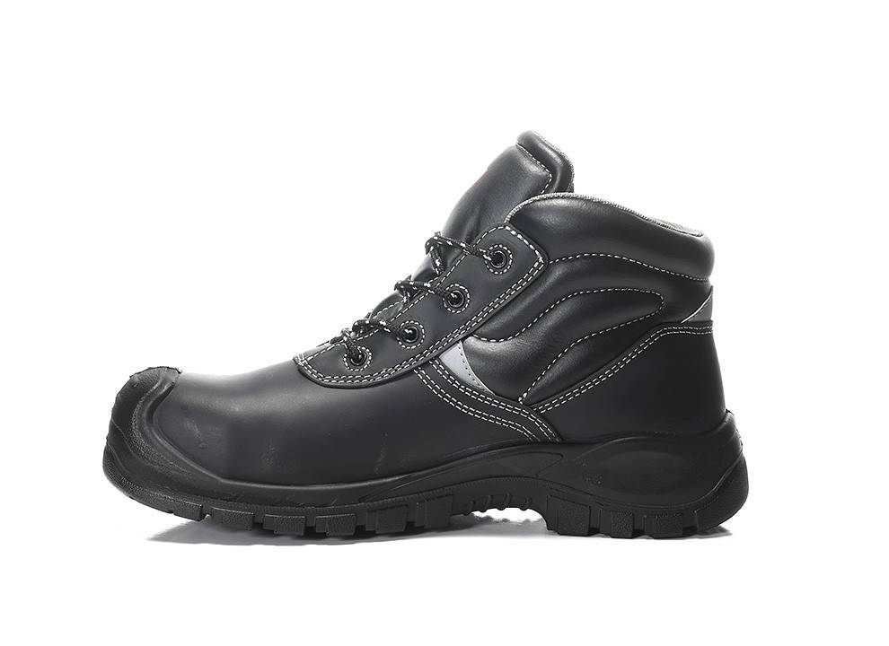 Ein schwarzer Arbeitsschuh mit sichtbaren Nähten und einer robusten Sohle, konzipiert für Langlebigkeit und Schutz.