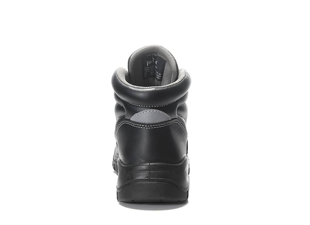 Ein schwarzer Lederstiefel, von hinten betrachtet, mit gepolstertem Kragen und festem Absatz.