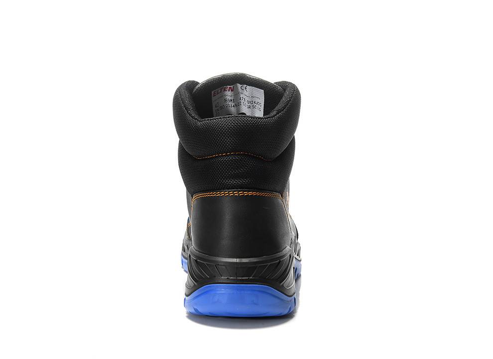 Ein schwarzer und blauer Arbeitsschuh, von hinten betrachtet, mit robuster Sohle, gepolstertem Kragen und einem Schuh-Etikett mit kleiner Schrift im Inneren.