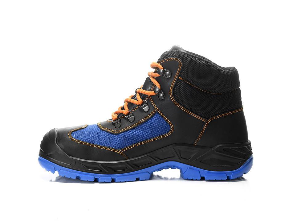 Ein schwarzer und blauer Wanderschuh mit orangefarbenen Schnürsenkeln und Nähten, ausgestattet mit einer robusten Sohle, die für Outdoor-Aktivitäten auf unterschiedlichen Geländearten entwickelt wurde.