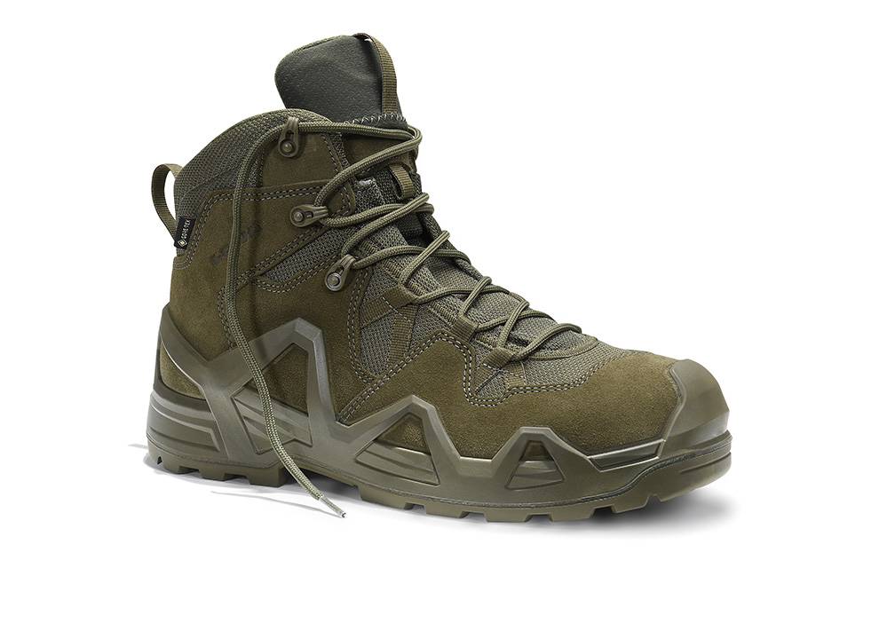 Ein robuster Wanderschuh in Olivgrün mit strukturierter Oberfläche, festem Sohlenbereich und Schnürsystem, geeignet für Outdoor-Abenteuer.