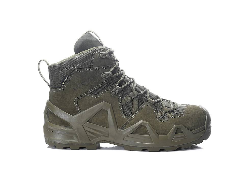 Ein robuster, militärisch anmutender Stiefel in Olivgrün mit verstärkter Sohle und Schnürsenkeln, geeignet für Outdoor-Aktivitäten und raues Gelände.