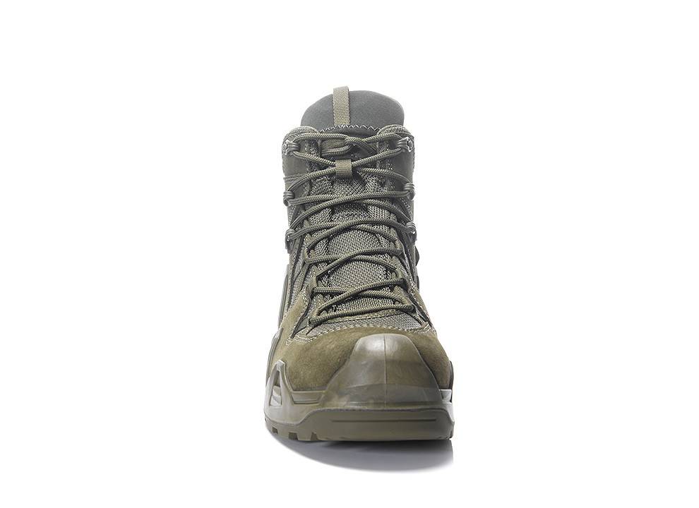 Ein einzelner brauner Wanderschuh mit hohem Schaftdesign, robuster Sohle und detaillierter Schnürung, von vorne gegen einen weißen Hintergrund betrachtet.