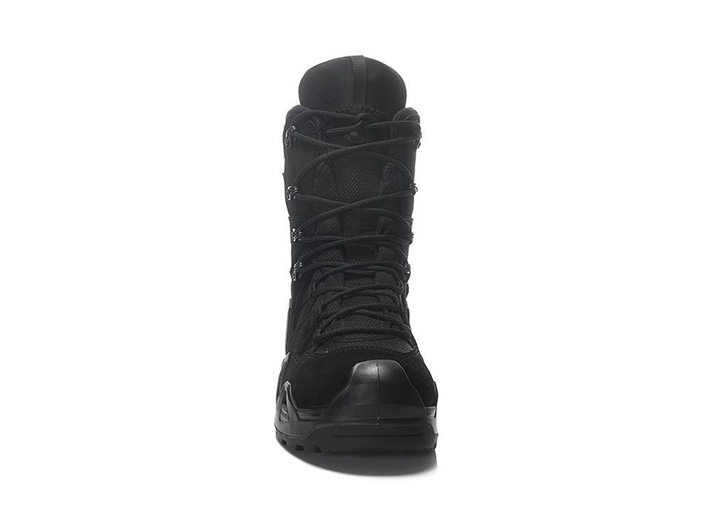 Schwarzer taktischer Stiefel, Frontansicht, mit hohem Schnürsystem und strukturierter Sohle, die für Haltbarkeit und Schutz in rauen Umgebungen konzipiert ist.
