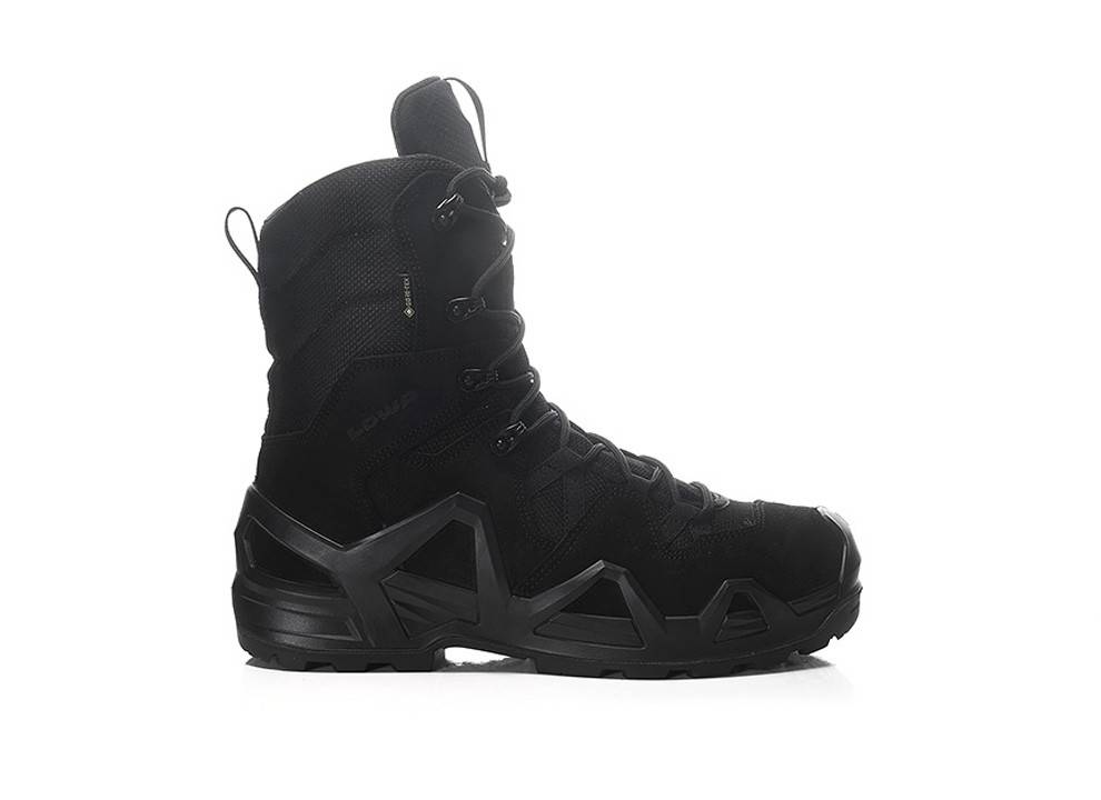 Ein schwarzer Wanderschuh, der für raues Gelände entwickelt wurde, mit hohem Schaftdesign, robuster Sohle und Schnürverschluss für Outdoor-Aktivitäten.