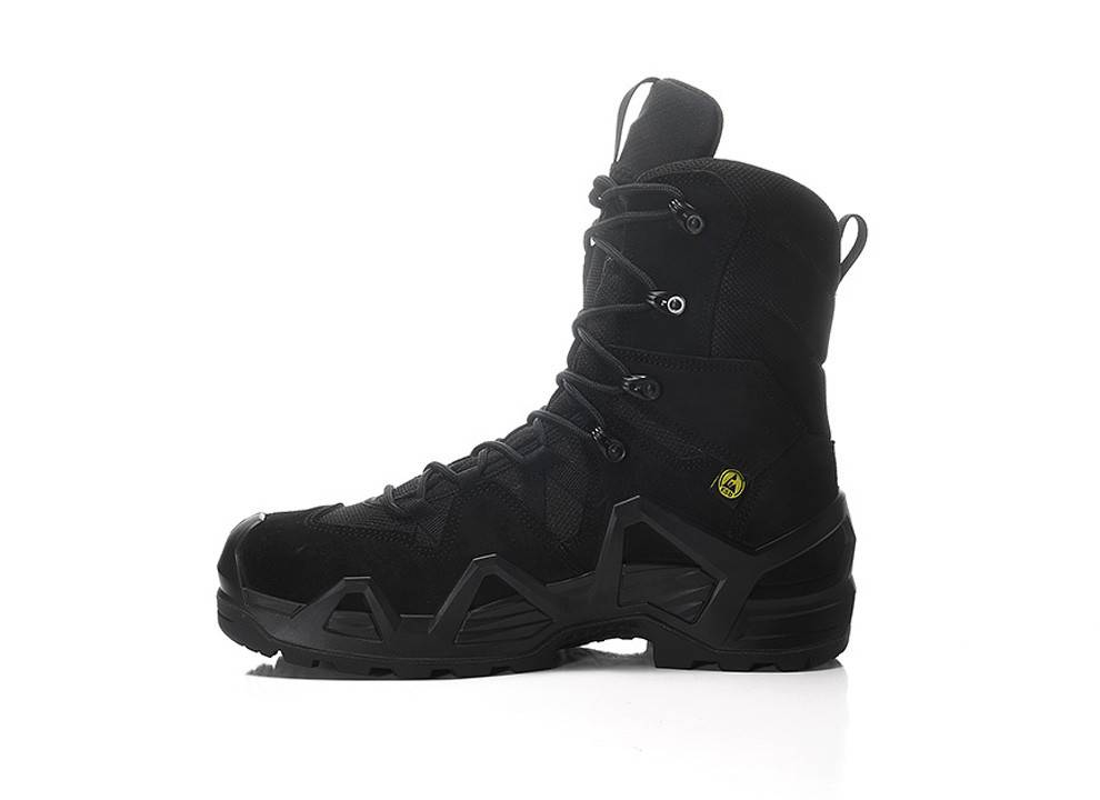 Ein schwarzer Wanderschuh mit grober Profilsohle, hoher Knöchelunterstützung und einer Schlaufe am Rücken für einfaches Anziehen. Geeignet für Outdoor-Aktivitäten.