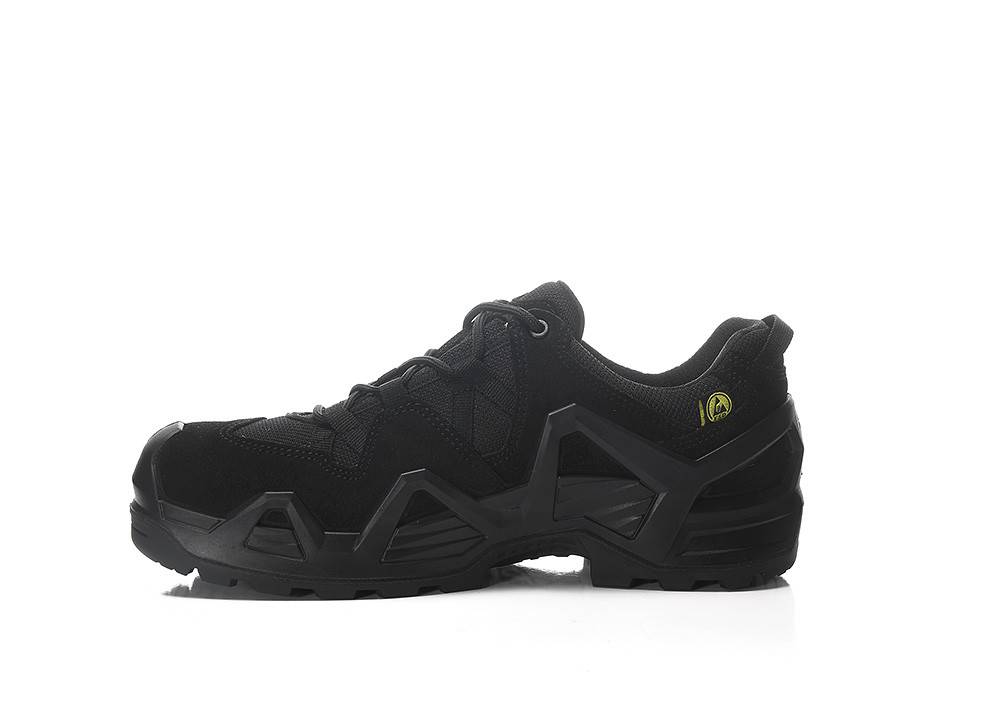 Ein schwarzer Sportschuh mit robuster Sohle und kantig-dynamischem Design. An der Seite nahe der Ferse befindet sich ein kleines gelbes Logo.