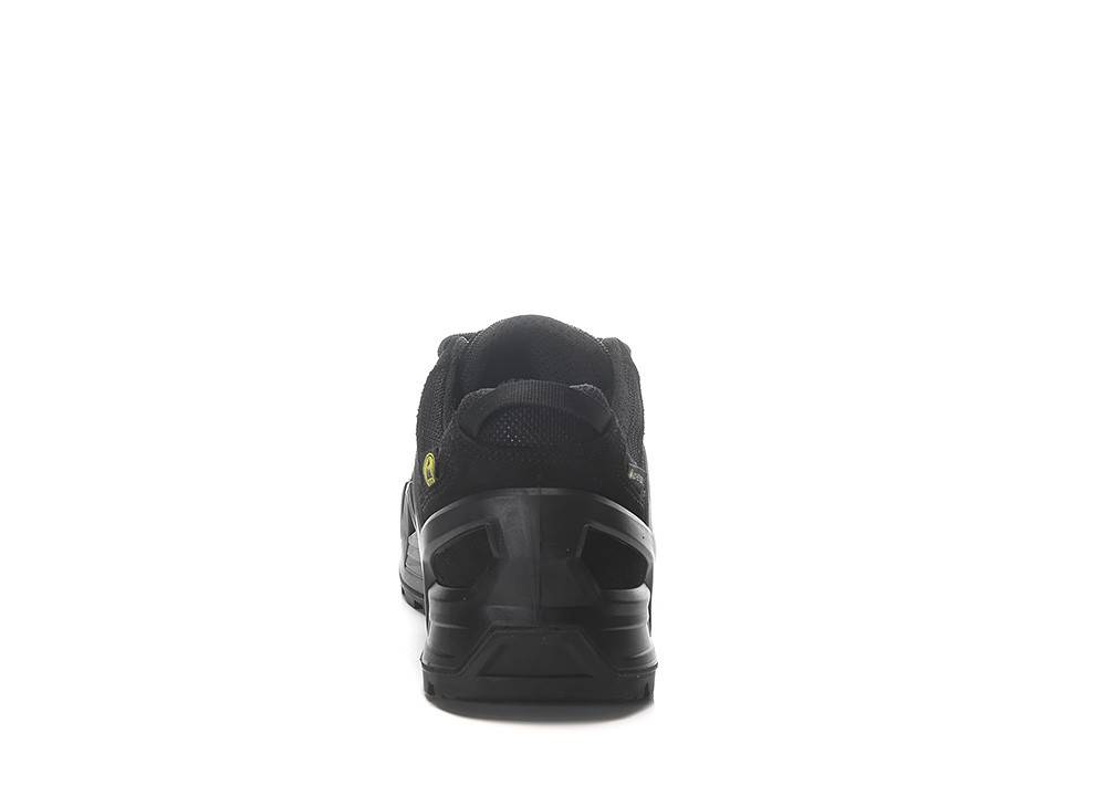 Ein schwarzer Sportschuh, von hinten gezeigt, mit Profilsohle und Fersendesign.