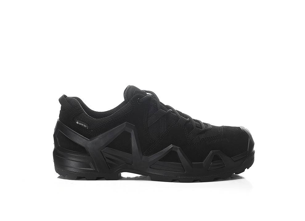 Ein schwarzer Sportschuh mit robustem Design und dicker Sohle, geeignet für Outdoor-Aktivitäten.