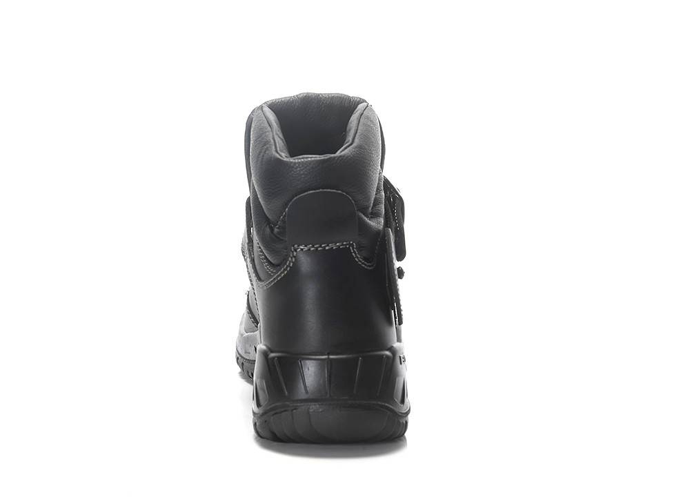 Eine schwarze Stiefel von hinten betrachtet, mit robuster Sohle, gepolsterter Knöchelunterstützung und Nähdetails.