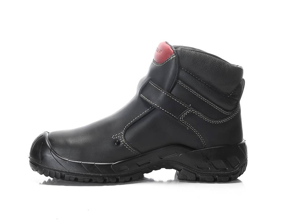 Schwarzer Sicherheitsschuh mit Stahlkappe und roter Akzentuierung, ausgestattet mit verstärkter Naht und einer rutschfesten Gummisohle.