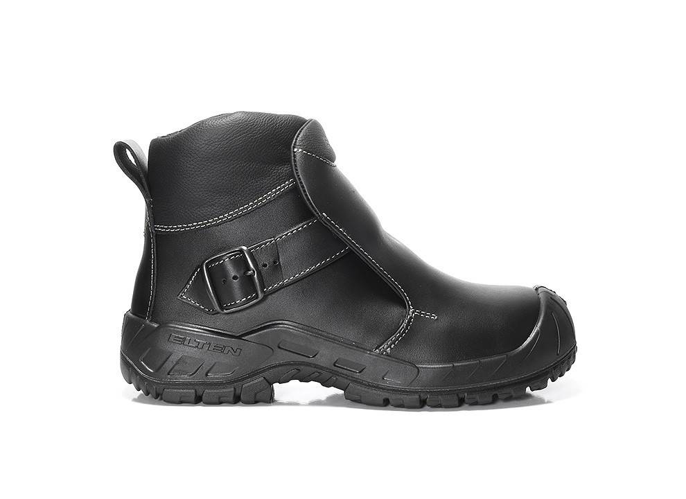 Ein schwarzer Lederstiefel mit seitlicher Schnalle und robuster Sohle, entwickelt für Sicherheit und Langlebigkeit.