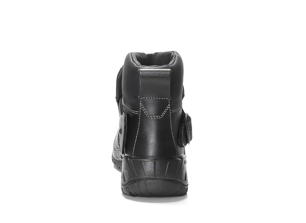 Ein schwarzer Lederstiefel, von hinten betrachtet, mit sichtbaren Nahtdetails und einer robusten Sohle, was Haltbarkeit und Gebrauch im Freien andeutet.