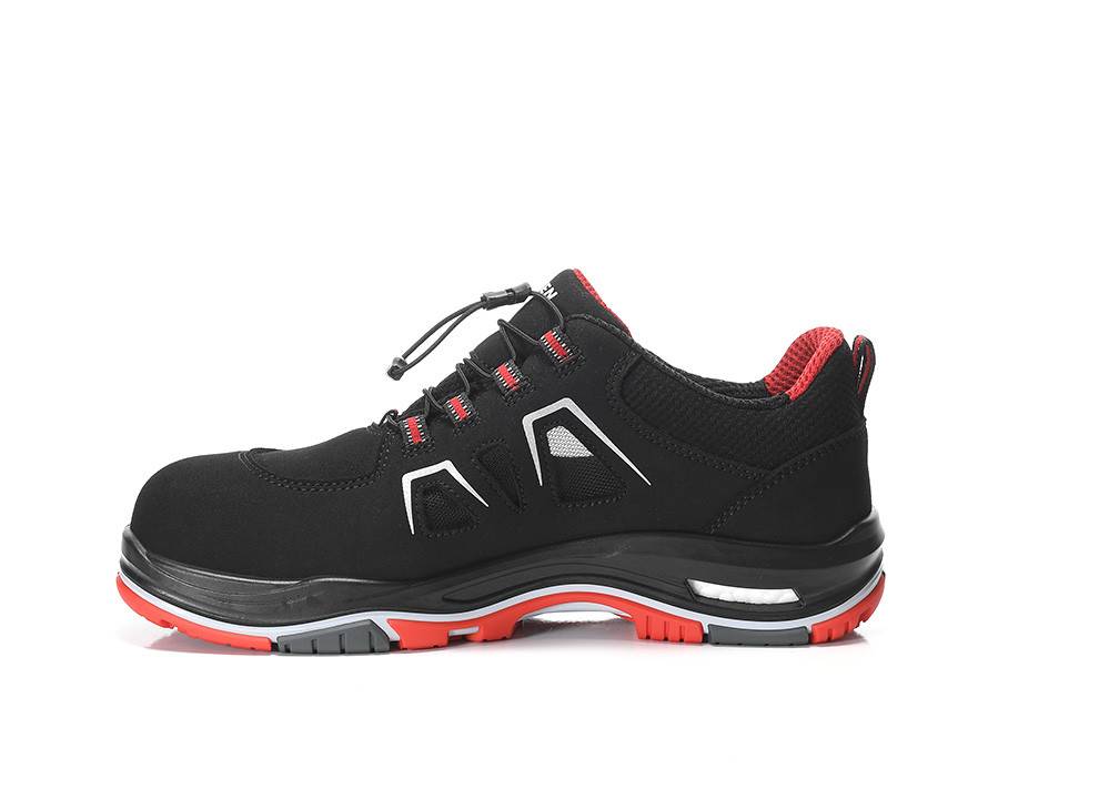 Schwarzer Sicherheitsschuh mit roten Akzenten, ausgestattet mit einer robusten Sohle, Schnürsenkeln und reflektierenden Elementen für Sichtbarkeit und Schutz.