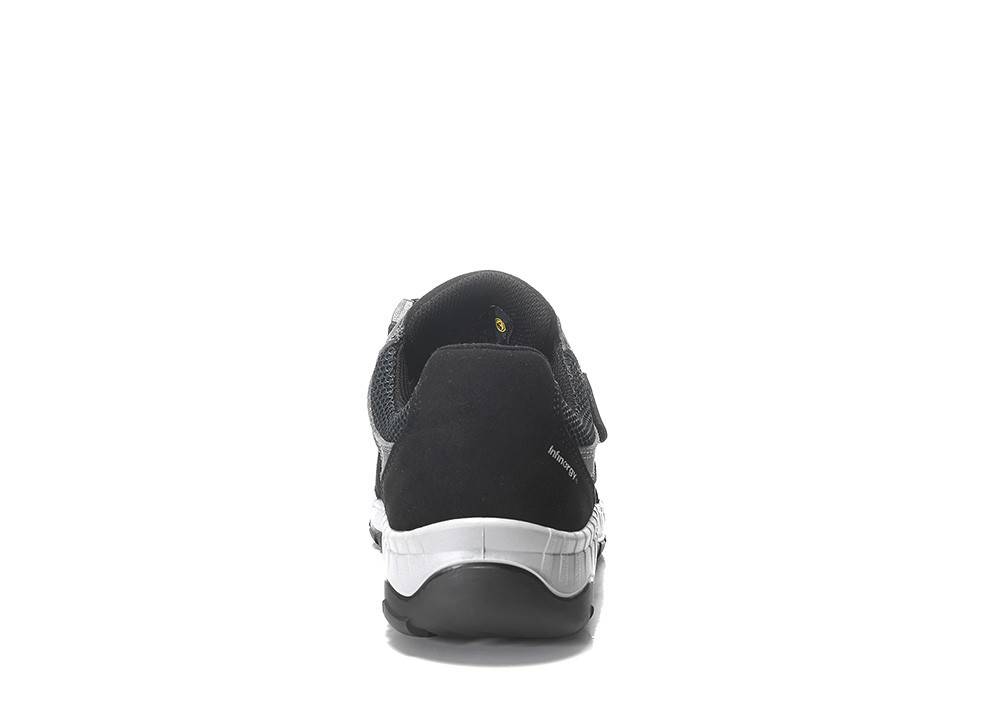 Ein schwarzer und grauer Sportschuh, von hinten betrachtet, mit Fokus auf seiner gedämpften Sohle und seinem schlichten Design.