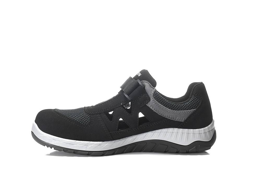 Ein schwarzer und grauer Sportschuh mit weißer Sohle, ausgestattet mit einer atmungsaktiven Meshoberfläche und einem Klettverschluss für eine individuell anpassbare Passform.