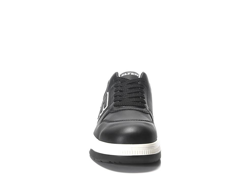 Ein schwarzer Sportschuh mit weißer Sohle, der eine Frontalansicht zeigt. Der Schuh hat schwarze Schnürsenkel, ein Logo auf der Zunge und ein schlankes Design.