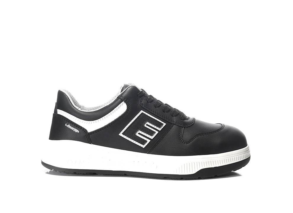 Schwarzweißer Sneaker mit Branding an der Seite, mit niedriger Schnittlinie und Schnürverschluss, auf einem neutralen Hintergrund präsentiert.