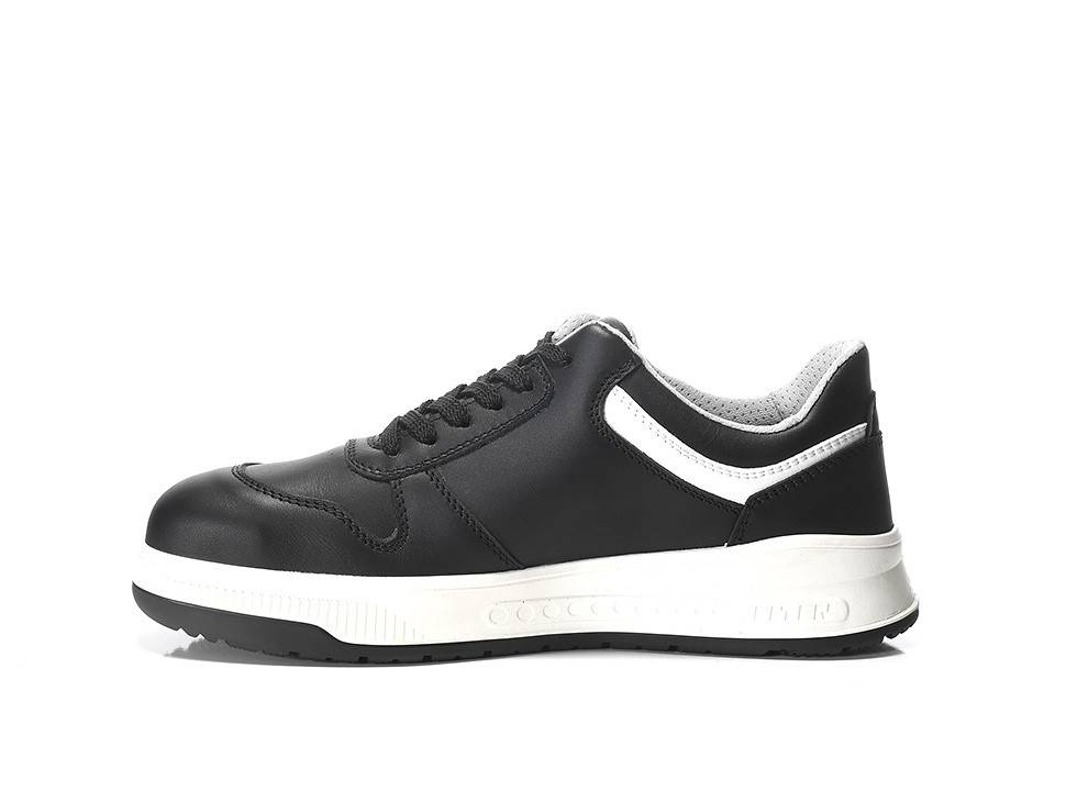 Ein schwarzer Sneaker mit weißer Sohle und seitlichem Streifen, der ein stilvolles und modernes Design vor einem schlichten weißen Hintergrund präsentiert.