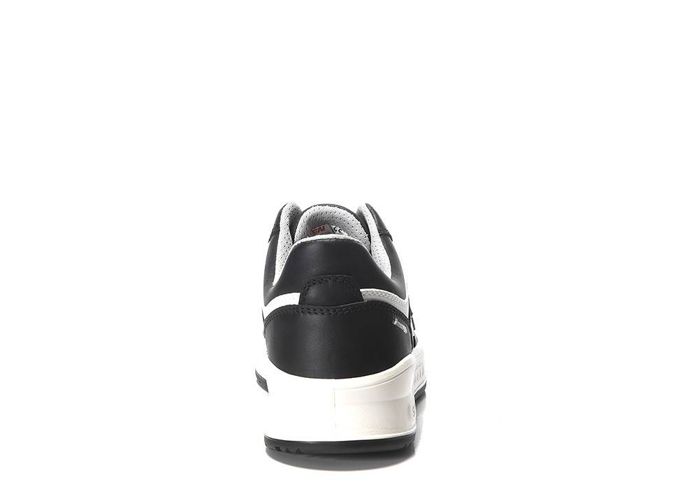 Ein schwarzweißer Sneaker, von hinten betrachtet, bei dem die Details der Sohle, der Ferse und des Kragens vor einem schlichten weißen Hintergrund sichtbar sind.