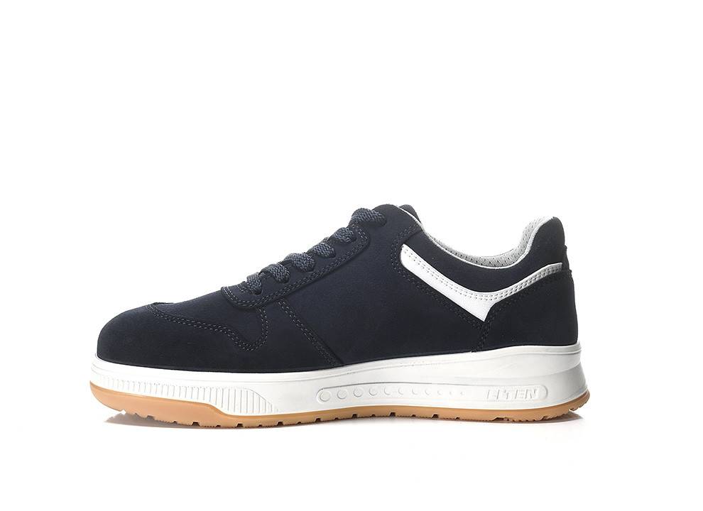 Ein marineblauer Turnschuh mit weißem Rand und weißer Sohle. Der Schuh verfügt über eine strukturierte Sohle für guten Halt und ist für den lässigen Alltag konzipiert.